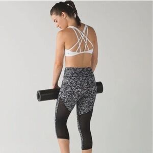 Lululemon Deep Breath Crop Iced Wave White‎ Black Mesh Run Leggings Size 6